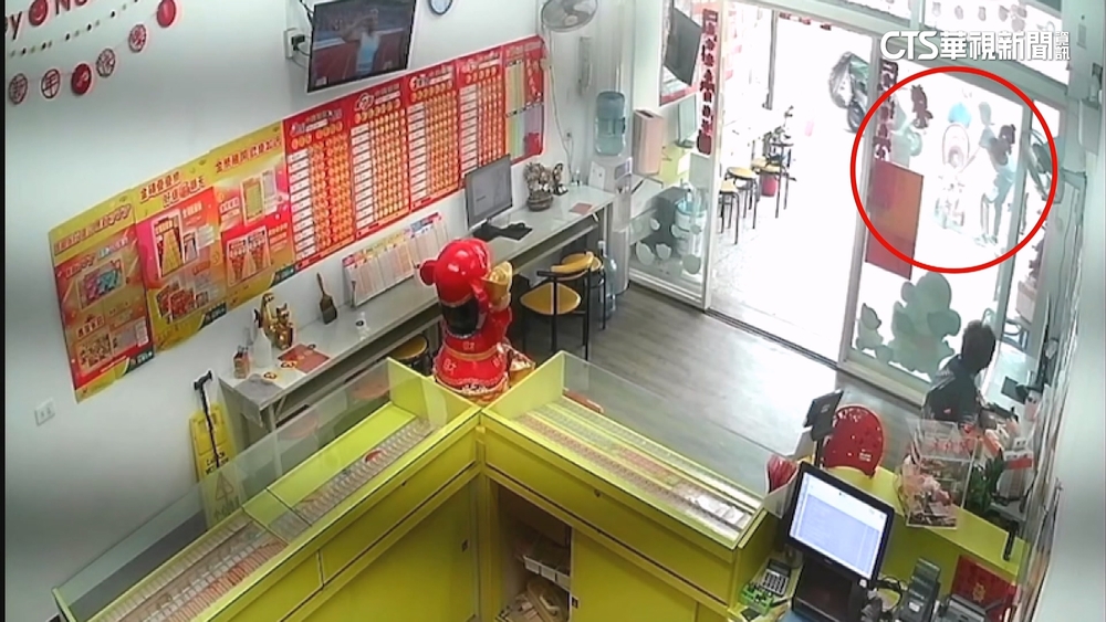 嬤攜孫買彩券　沒留意「嬰兒車險衝馬路」　幸員工救援