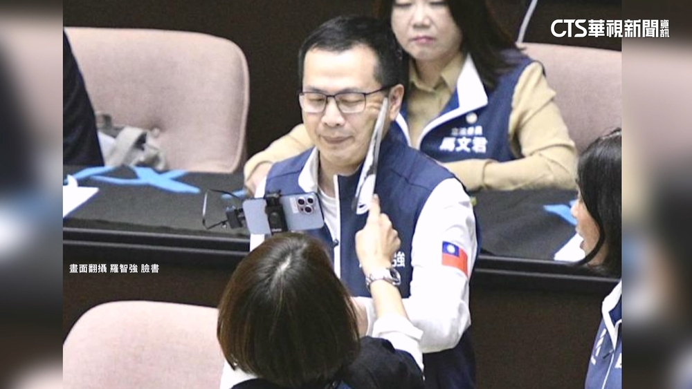 拿紙扇賞羅智強耳光被起訴　邱議瑩坦言失控.致歉