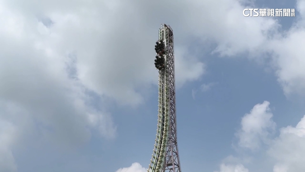 雲霄飛車15遊客「卡半空」　義大：偵測到異常訊號非故障