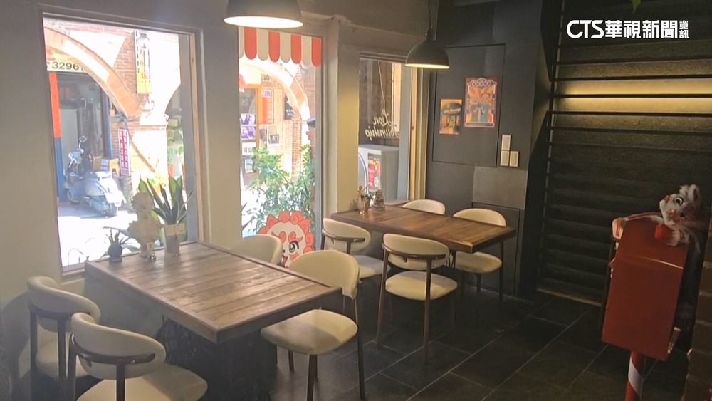 扯！　4中國人帶外食進咖啡店　囂張嗆店員「不要忘本」