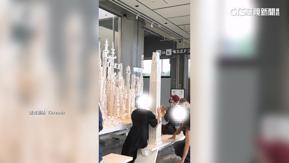 北美館展覽邀民眾共同參與　女擅移「建築積木」險砸人