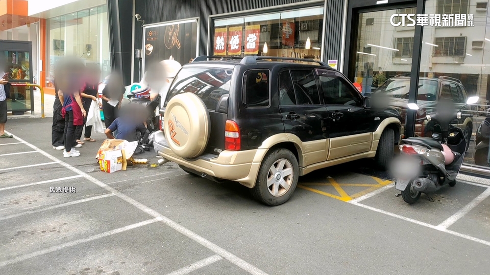 操作不慎？　高雄轎車衝賣場險撞碎玻璃門　2路人遭波及