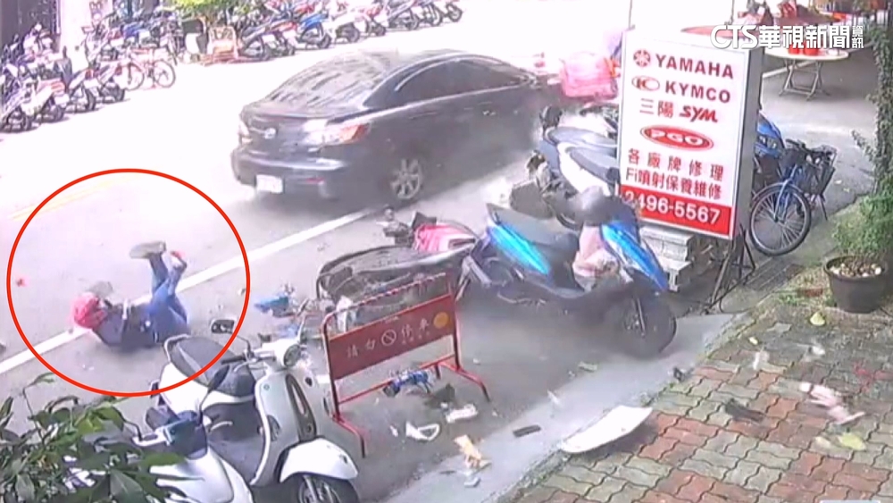 轎車「飛彈式」撞飛女外送員　再衝撞普渡棚架