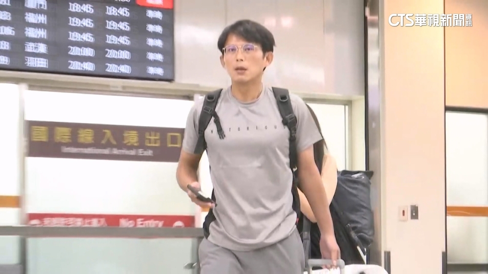 現身了！黃國昌週六下午松機返台　手拿日免稅購物袋