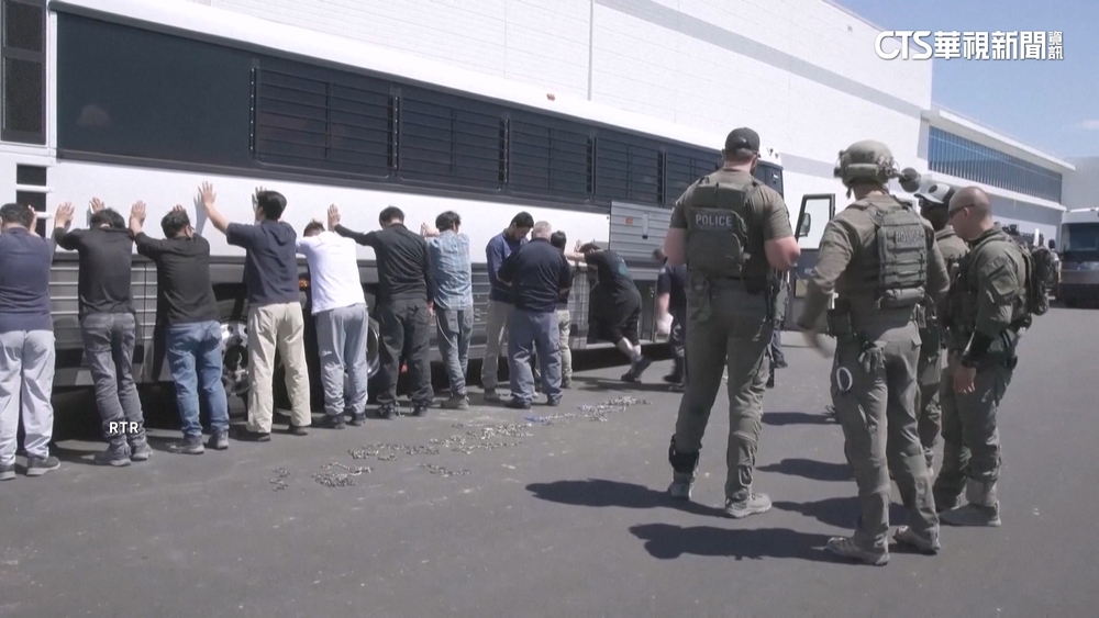 美突襲現代汽車工廠　百名韓籍工遭上銬帶走