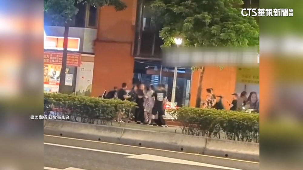 3醉漢路邊招車動作大　女行經被嚇到男友要求道歉