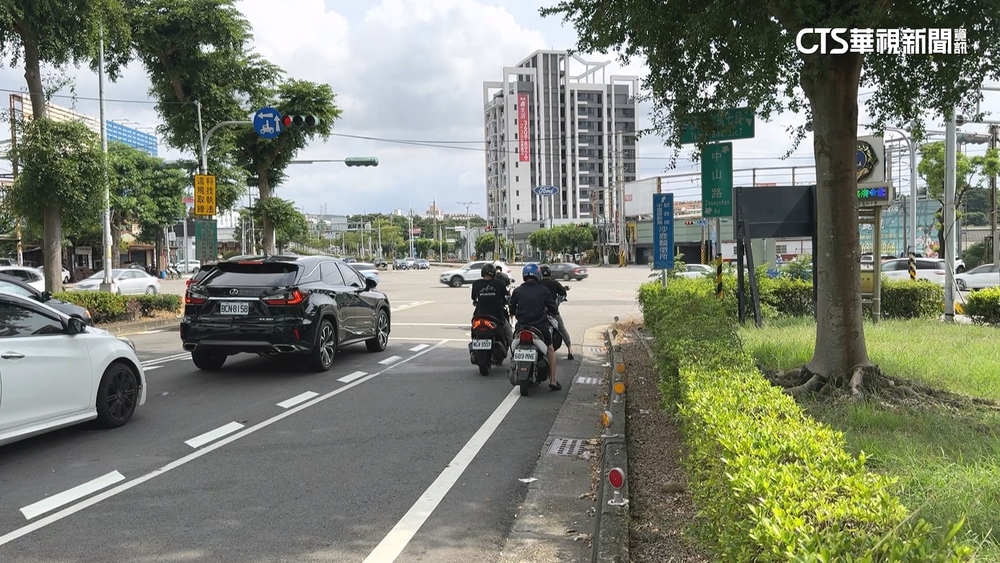 躲太陽停陰影當路霸？　後車躲閃突遭左切撞擊幸無傷