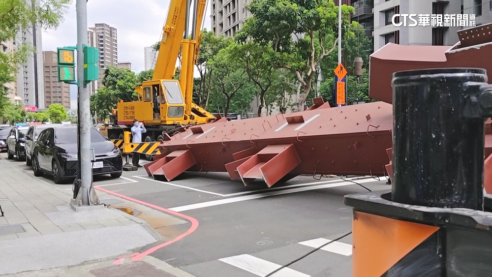 砰！　聯結車開到一半　巨型鋼梁不明原因突翻落