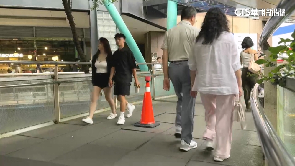 北市信義區天橋地磚翹起險絆人　將於9/7晚間修繕