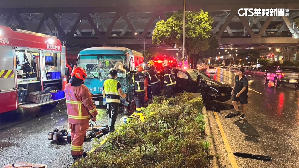 迎面飛來轎車！　懷恩專車挨撞　女駕駛骨折