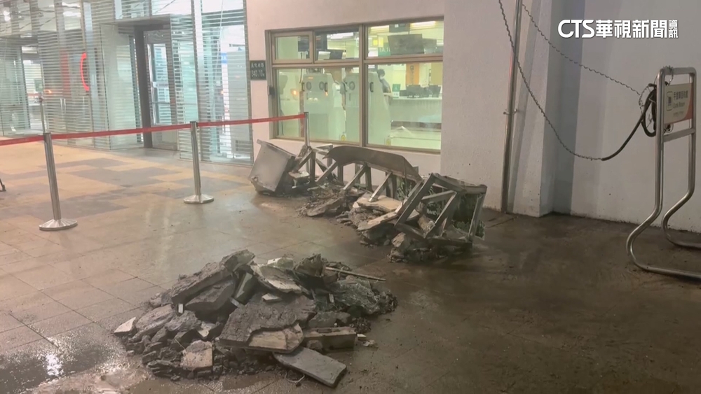 大雷雨影響？　松機出口天花板崩塌　水泥.玻璃砸滿地