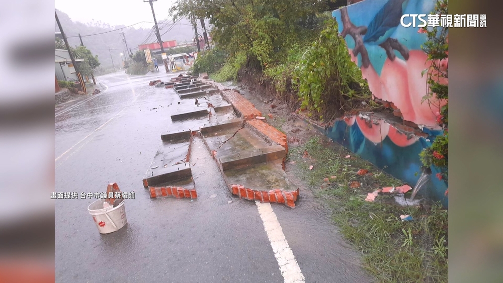 午後雷雨轟炸台中！　泥流沖走沙包.民宅圍牆倒塌