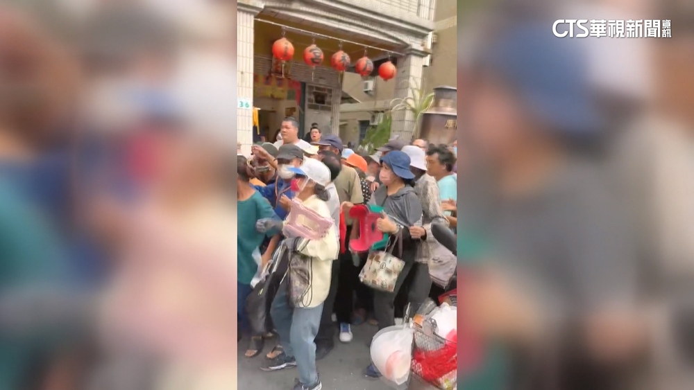 發放愛心供品險變調！　200人搶領普渡物資爆推擠
