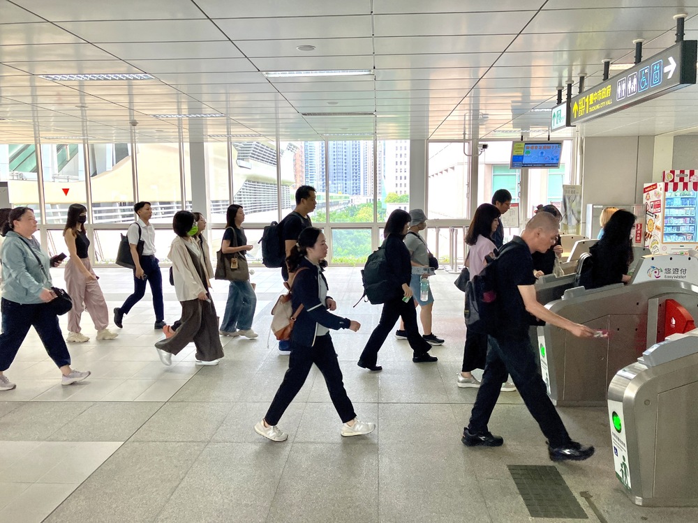 雙人來回機票領獎期限將屆　台中捷運急尋幸運兒 穿著、進出站曝光