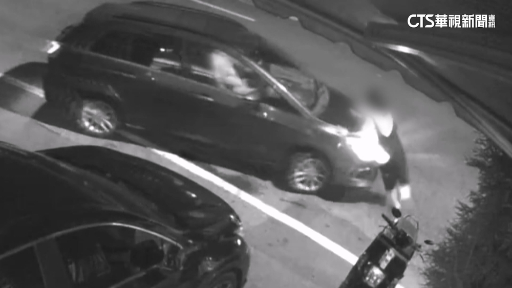 女疑男友出軌趴引擎蓋　280公尺後掉落車下遭輾斃