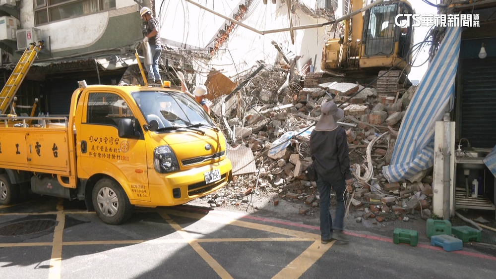 蘆洲工地樓塌鷹架垮！　電線被扯落害逾30戶停電