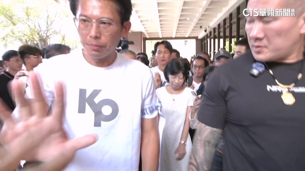 柯文哲交保！黃國昌失鎂光燈？　護航開道展尊柯態度