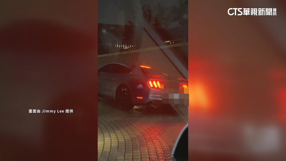 雨天地下車道險變溜滑梯　跑車坡道空轉嚇壞後車