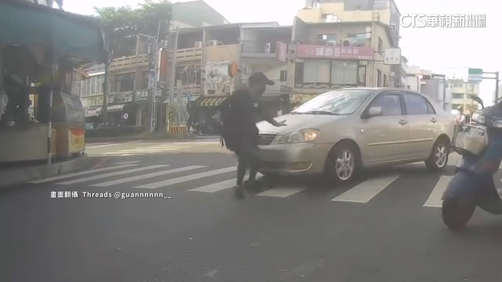又行人地獄！轉彎車未讓行人　婦過馬路遭撞飛