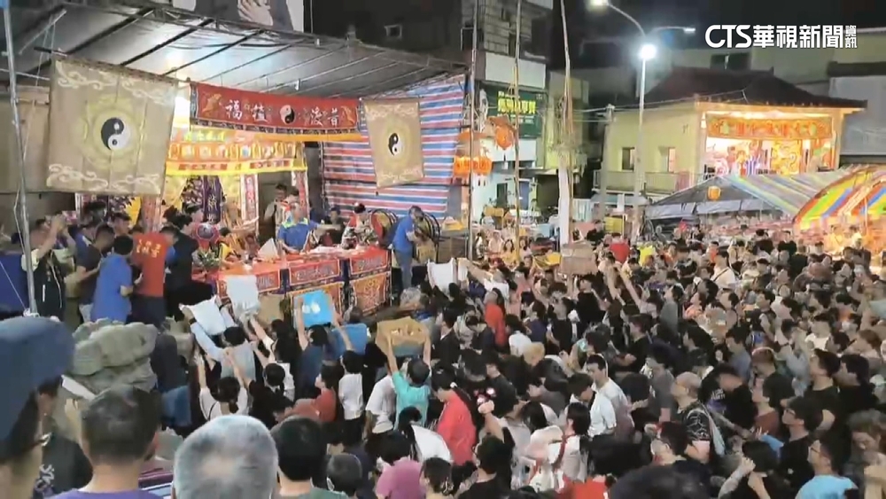 普渡放焰口「12萬元洋酒吸睛」　民眾拿大傘上場