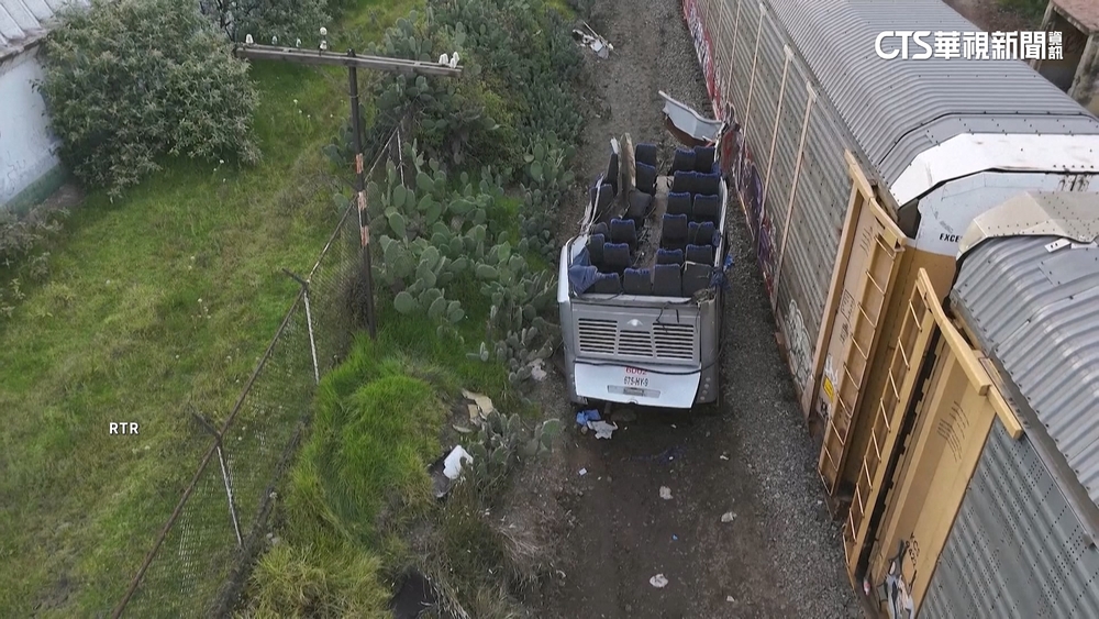 墨西哥嚴重車禍！　火車攔腰撞巴士.10死61傷