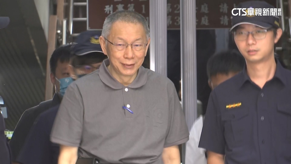 交保後首日！柯文哲手提公事包　「神情輕鬆」赴北院出庭