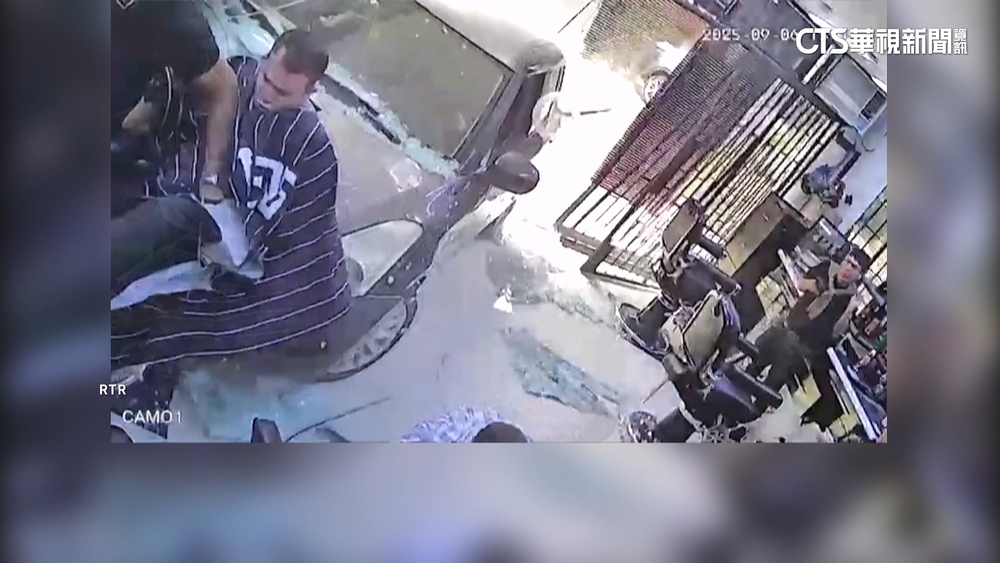 秘魯汽車失控先衝上人行道　再撞進理髮店2傷