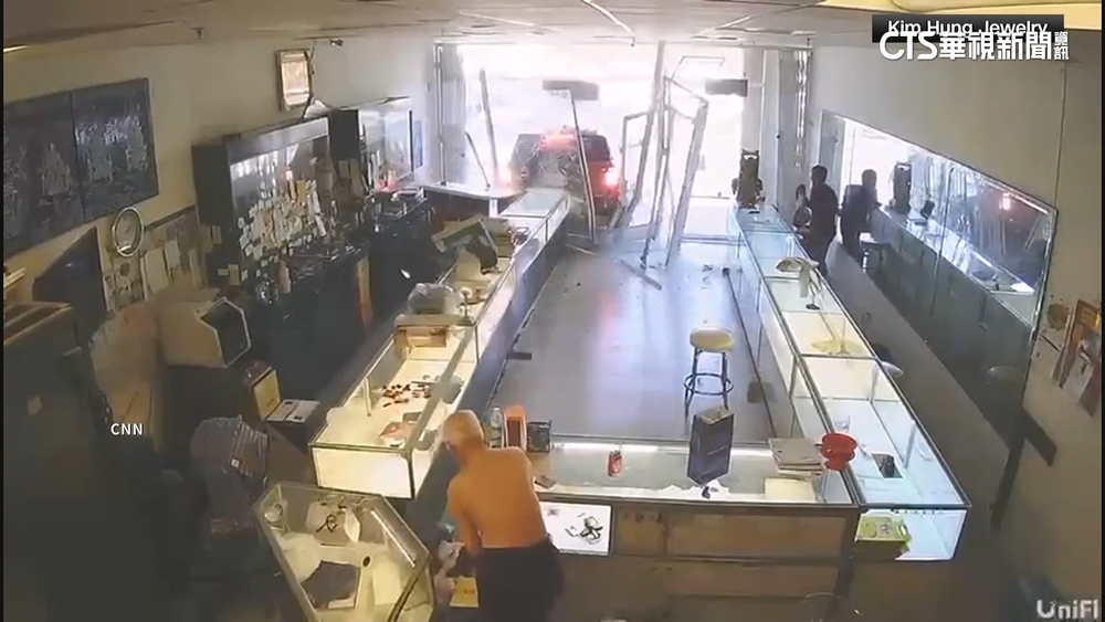 驚險！美國加州老字號珠寶遭洗劫　業主被推倒地中風