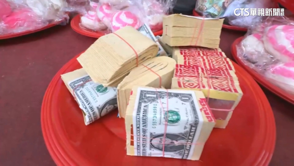 普渡大撒幣！鹿港宮廟撒108張美鈔　民眾搶當錢母