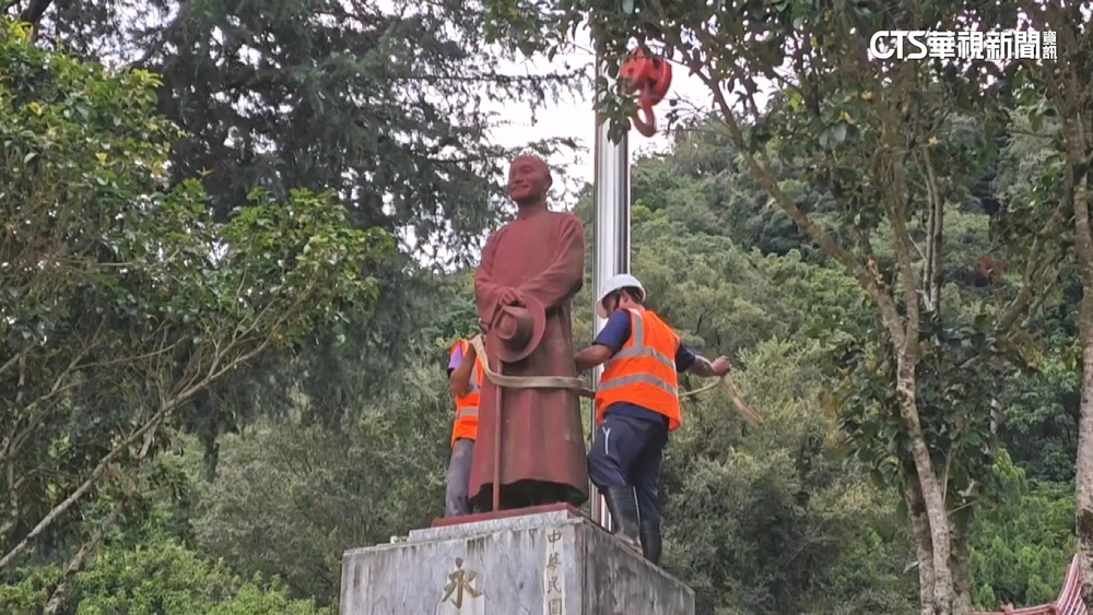 矗立近50年！　梨山地標蔣公銅像搬家了　吊掛畫面曝光