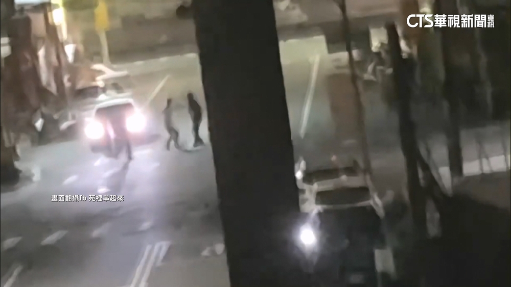 違規遭攔爆口角！　當街拉扯推倒警　遭噴辣水制伏