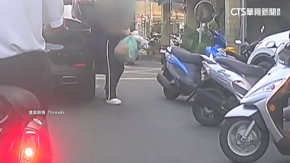 疑貪圖方便？婦違停路中間倒垃圾　騎士怒：太誇張
