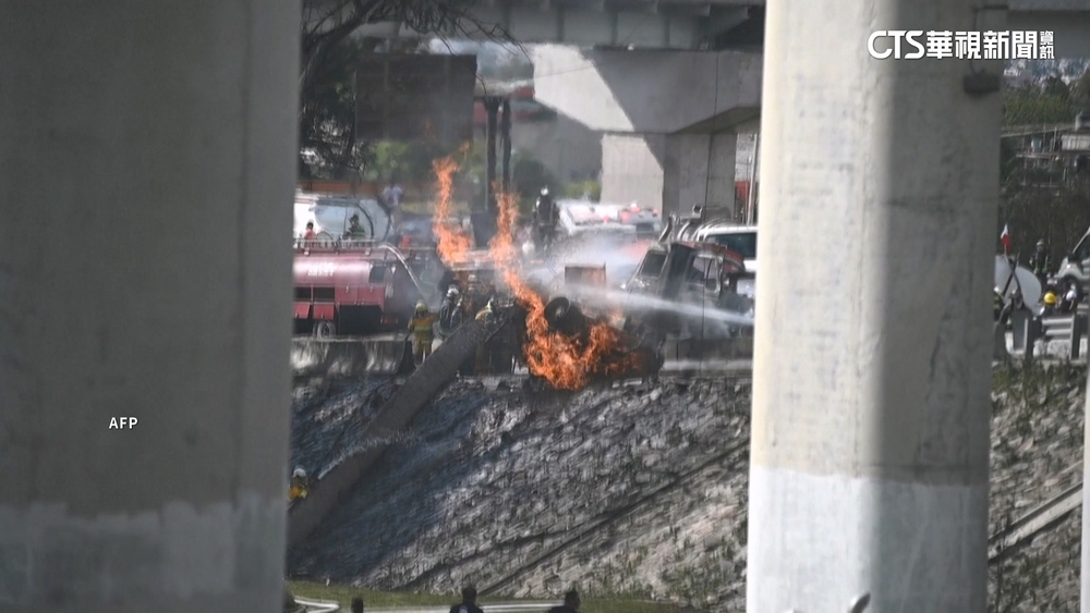 墨天然氣槽車翻覆爆炸　波及28車釀3死70傷