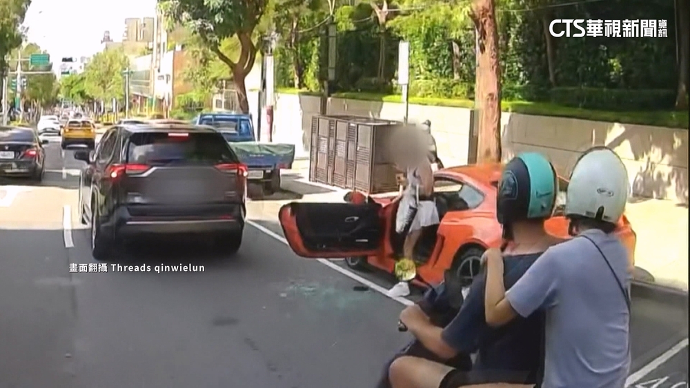 好心疼！　保時捷駕駛開門遭撞　烤漆毀玻璃碎一地