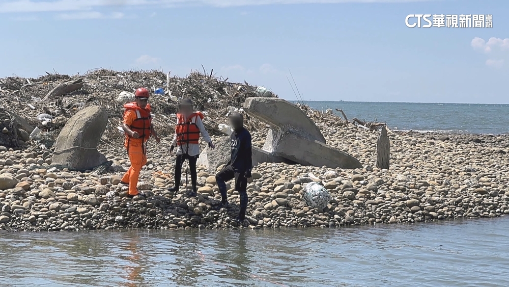 釣魚忘漲潮時間！　男女困沙洲離岸70米　海巡即時救援