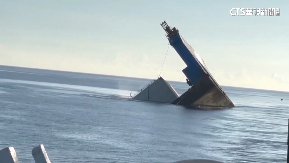 4.3億工程出包！　宜蘭大溪漁港工程浮台船沉沒