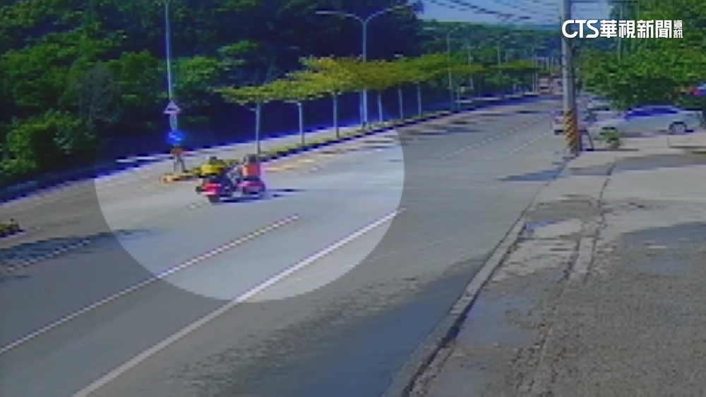 8旬婦騎電動代步車橫切車道　遭重機猛撞不治