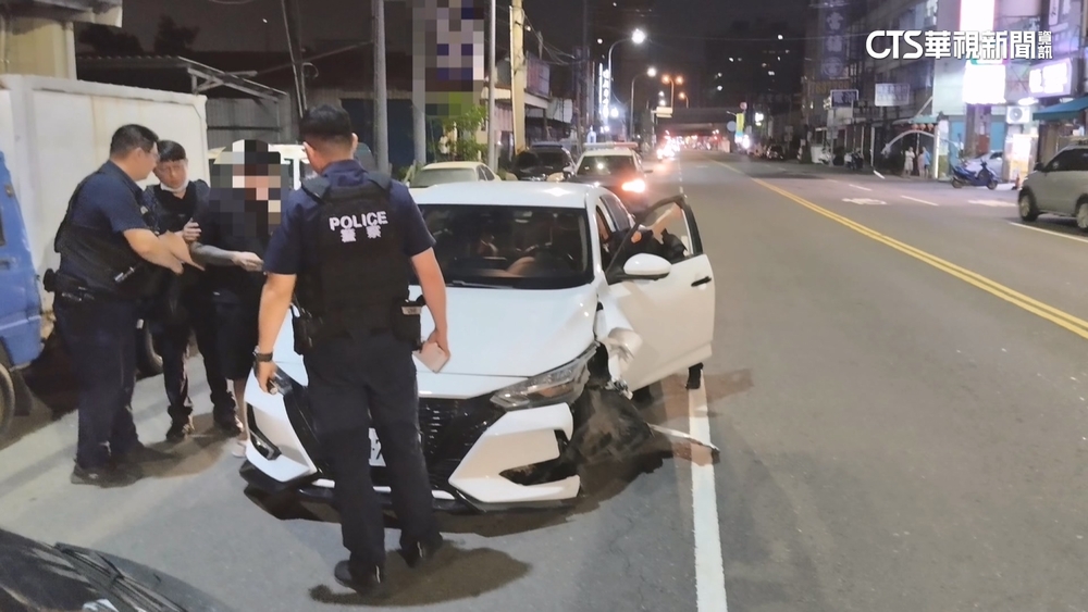 疑毒駕！轎車失控逆向撞斷路燈　搜出依托咪酯等毒品