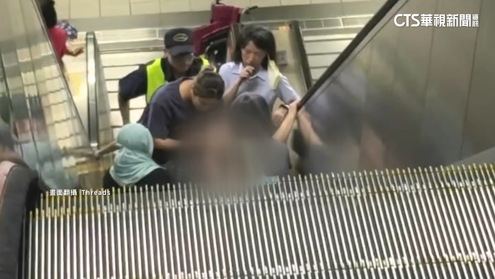 看護推輪椅搭手扶梯翻落　翁重摔慘波及婦人