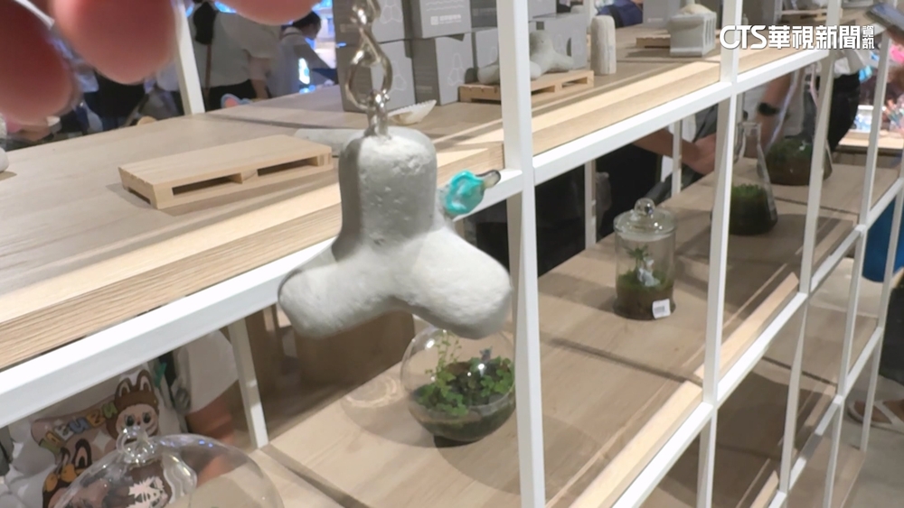 消波塊裡有人！　台中文創鑰匙圈大玩「地獄哽」吸睛