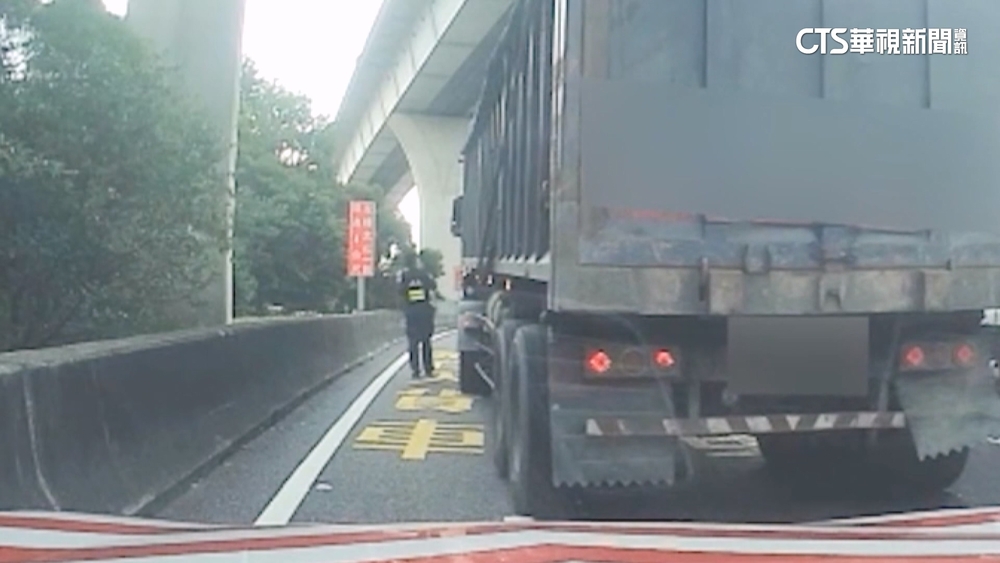 不甩警亮槍！聯結車駕駛拒檢逃2天　斗六搭車落網