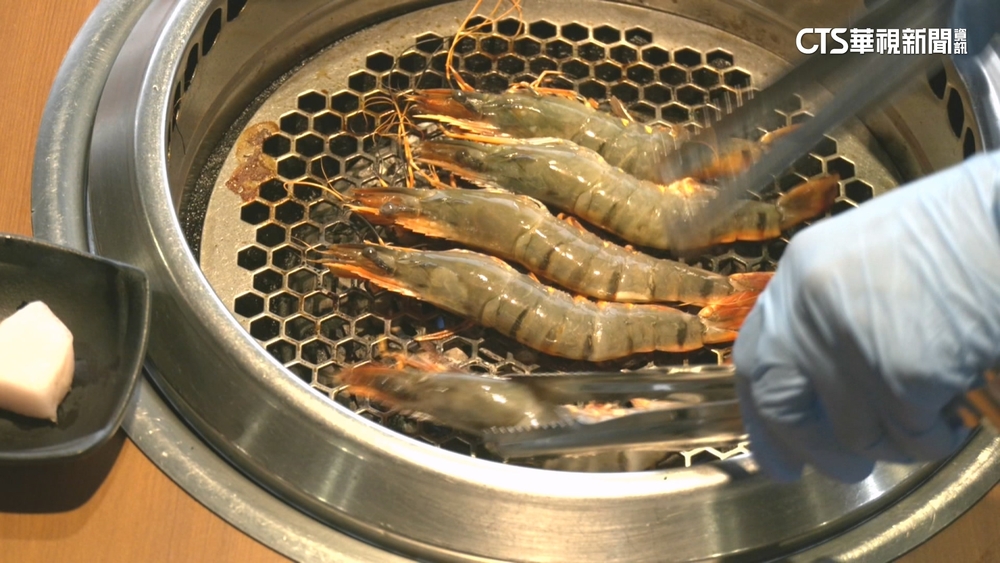 中秋味！烤「剝殼蝦」易沾黏？　烤肉業者：烤網過熱有可能