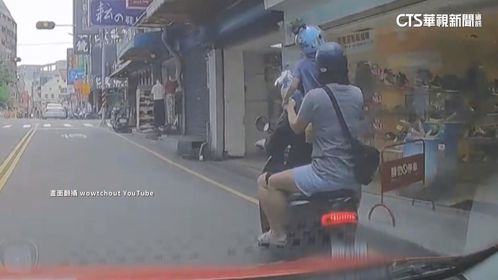 家長載2孩「機車4貼」　1童站座墊　網驚：培養危險駕駛