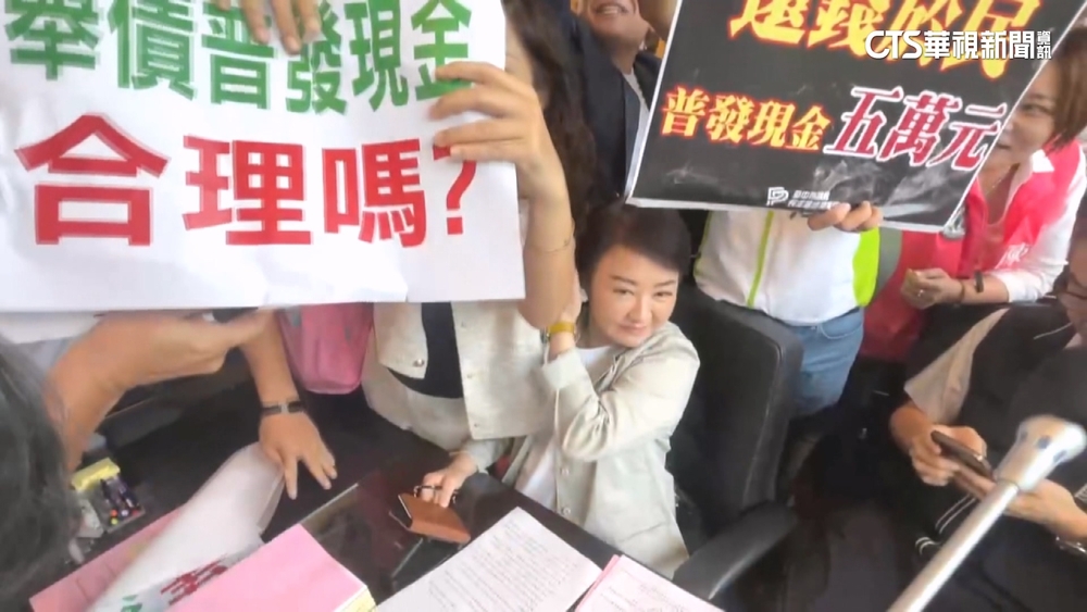 綠喊普發5萬　議會包圍盧秀燕　與藍議員推擠