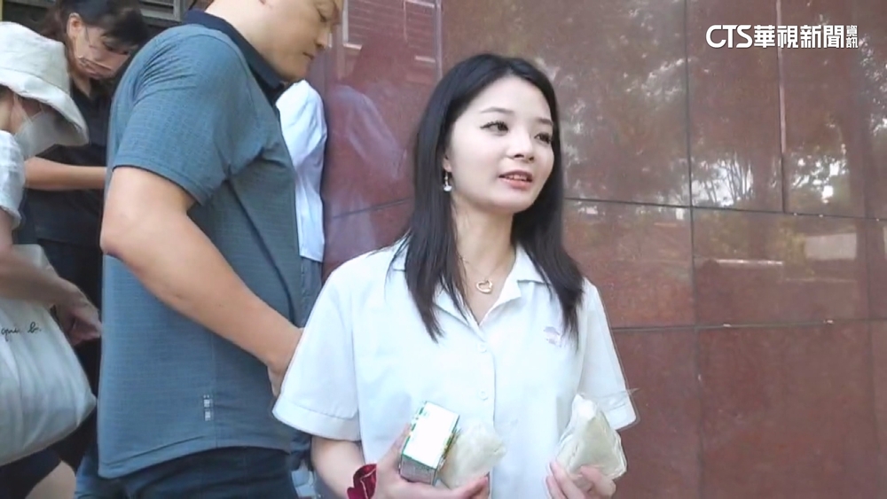 代母出征？　應曉薇愛女買早餐給小草　被問參選回「沒想法」