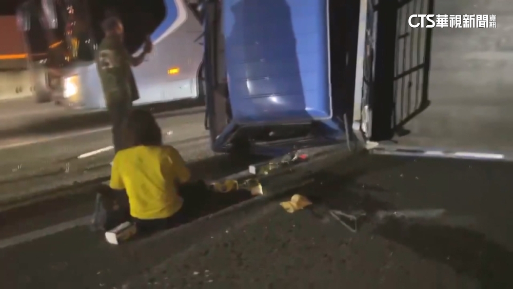 疑遊覽車「變換車道不當」　貨車遭碰撞2人一度受困