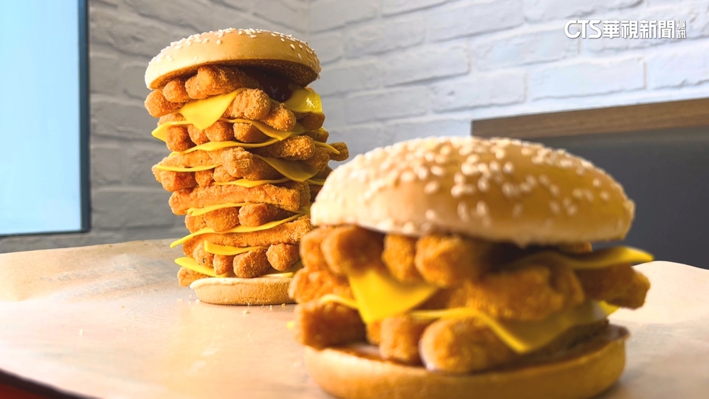 視覺系「雞」戰！　十層雞薯條堡vs.刷醬韓式炸雞