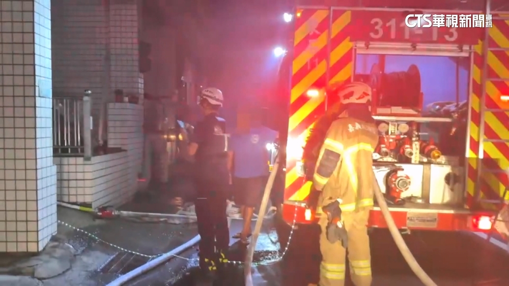 嘉縣住宅暗夜火冒煙　多人一度受困消防搶救8人送醫
