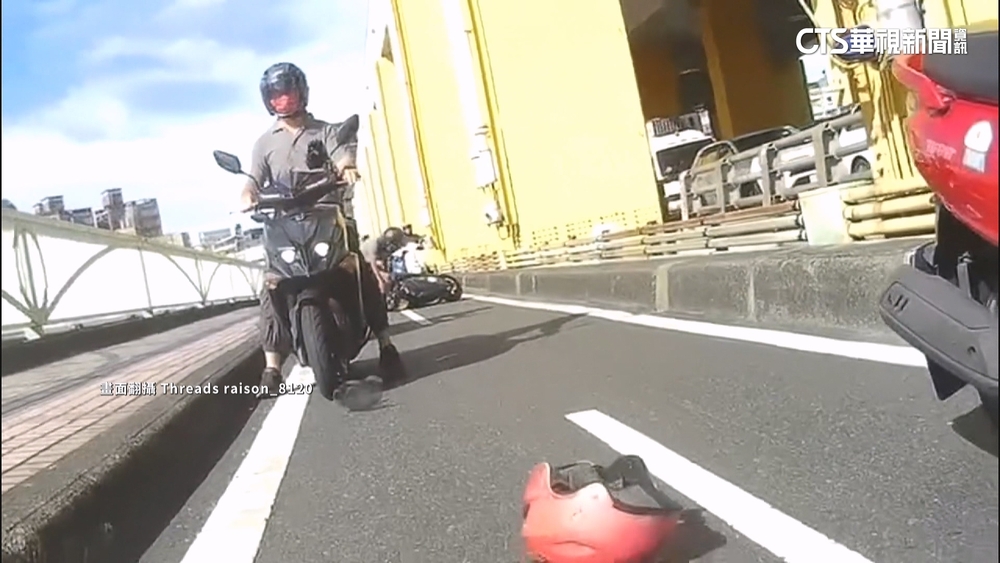 麥帥橋上婦「掉安全帽」　後車急剎1騎士打滑重摔
