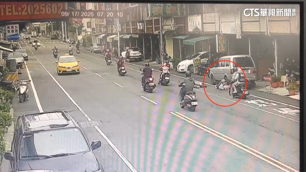 母4貼載上學碰撞！　女童滑路邊車下　民眾抬車救